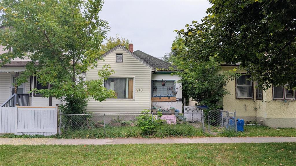 910 Pritchard Avenue, Winnipeg, Manitoba